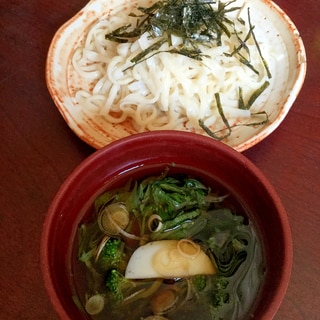 ブロッコリーと蒲鉾の盛り水沢うどん。